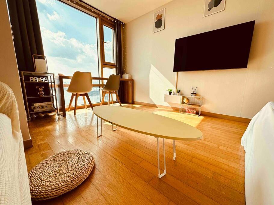 Hip River Yeouido Hondae Apartment
